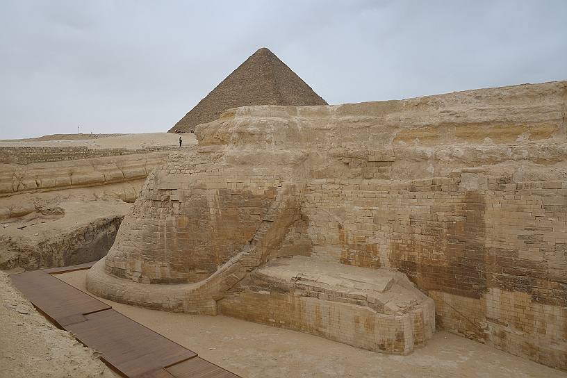20 MAK_6730.jpg - Dalla sfinge, la strada porta verso la piramide di Cheope.